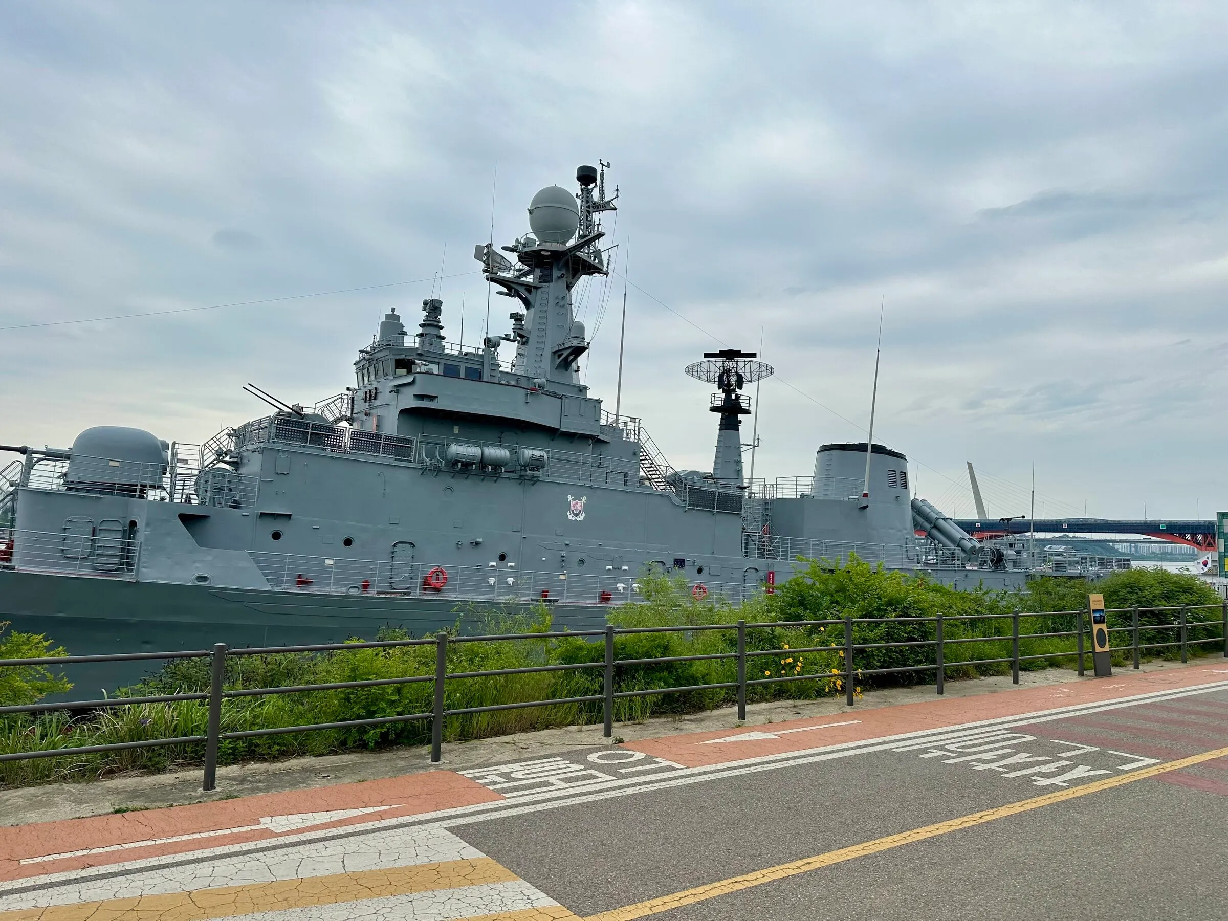 The retired ROK Navy ship preserved beside the running path at Mangwon Hangang Park.