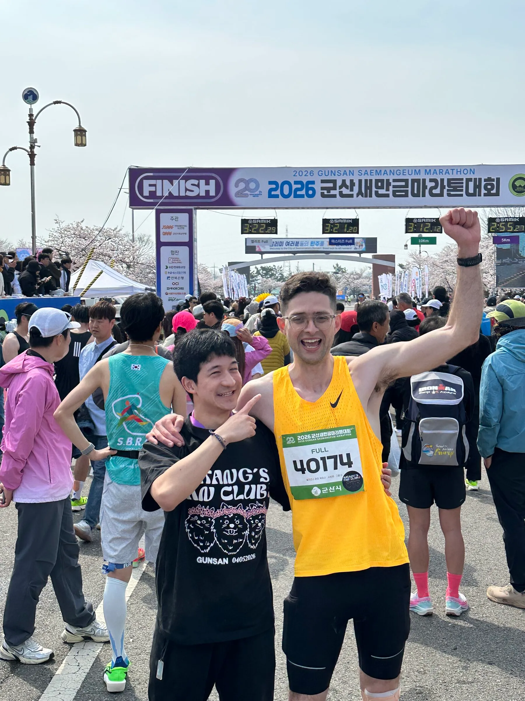 Quintin running alongside another runner at the 2026 Gunsan marathon.