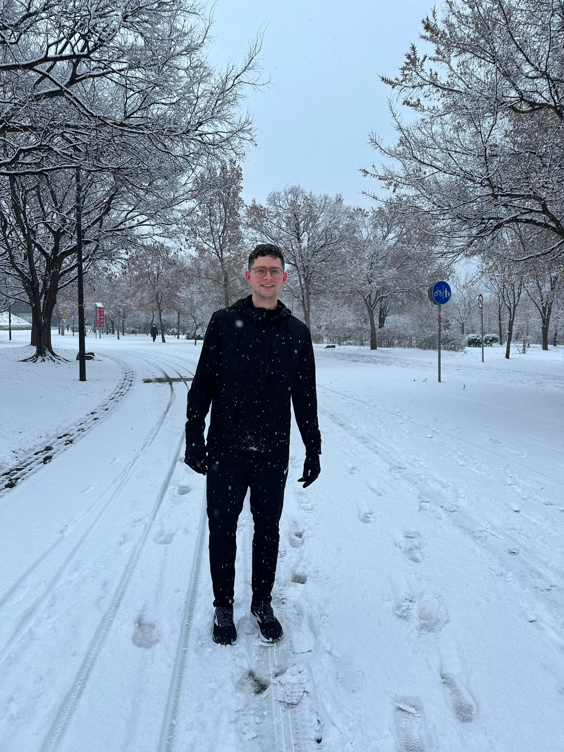 Quintin on a snow-covered path during a winter morning run in Seoul.